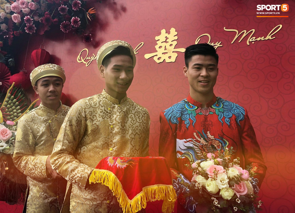 Đám hỏi trung vệ Duy Mạnh - Quỳnh Anh: Chủ rể ngại ngùng khi đặt chân tới nhà gái-11