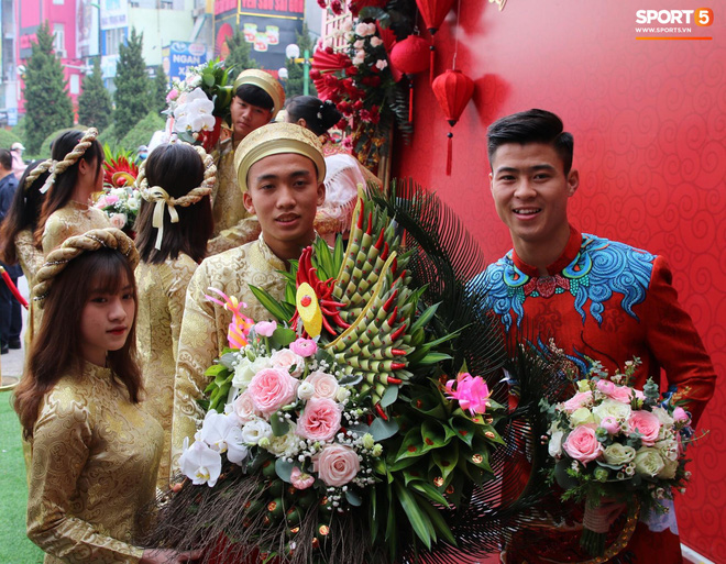 Đám hỏi trung vệ Duy Mạnh - Quỳnh Anh: Chủ rể ngại ngùng khi đặt chân tới nhà gái-9