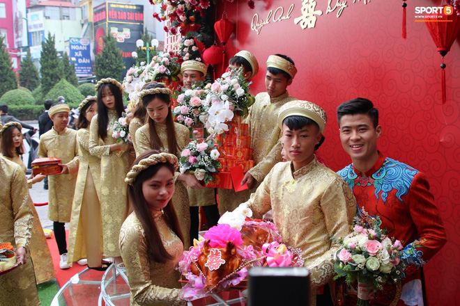 Đám hỏi trung vệ Duy Mạnh - Quỳnh Anh: Chủ rể ngại ngùng khi đặt chân tới nhà gái-10