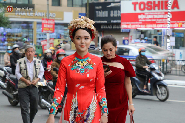 Ái nữ cựu chủ tịch CLB Sài Gòn - Quỳnh Anh xuất hiện xinh xắn trong đám hỏi thu hút sự chú ý khắp phố Xã Đàn-1