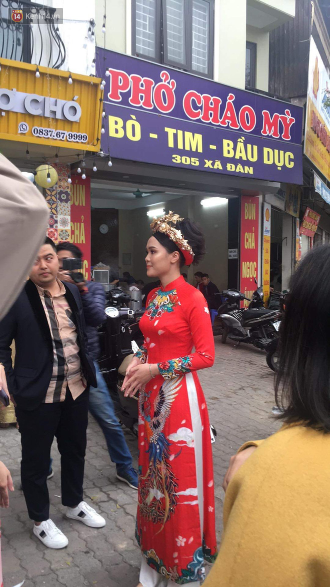 Ái nữ cựu chủ tịch CLB Sài Gòn - Quỳnh Anh xuất hiện xinh xắn trong đám hỏi thu hút sự chú ý khắp phố Xã Đàn-3