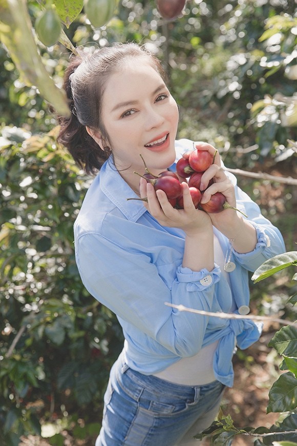 Lý Nhã Kỳ mướt mồ hôi vẫn xinh đẹp rạng ngời trong vườn rau-1