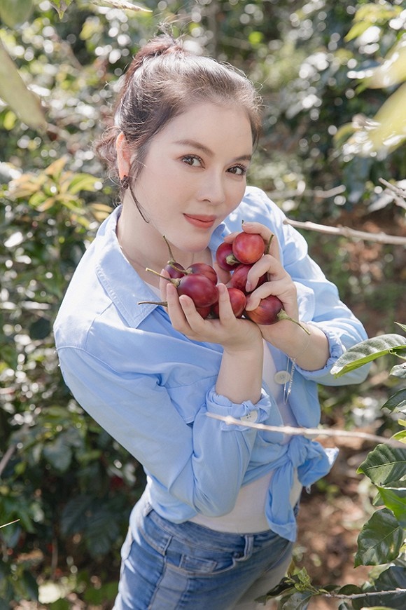 Lý Nhã Kỳ mướt mồ hôi vẫn xinh đẹp rạng ngời trong vườn rau-2