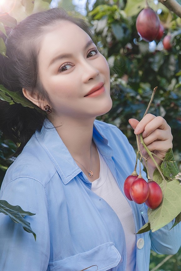 Lý Nhã Kỳ mướt mồ hôi vẫn xinh đẹp rạng ngời trong vườn rau-3