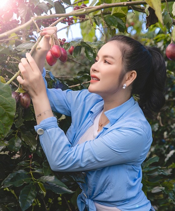 Lý Nhã Kỳ mướt mồ hôi vẫn xinh đẹp rạng ngời trong vườn rau-4