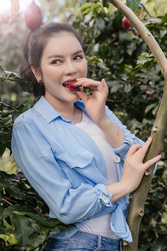 Lý Nhã Kỳ mướt mồ hôi vẫn xinh đẹp rạng ngời trong vườn rau-5