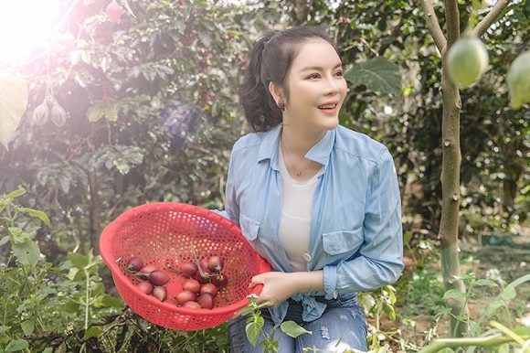 Lý Nhã Kỳ mướt mồ hôi vẫn xinh đẹp rạng ngời trong vườn rau-6