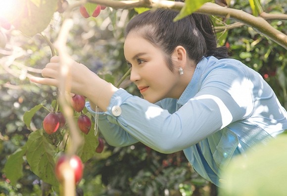 Lý Nhã Kỳ mướt mồ hôi vẫn xinh đẹp rạng ngời trong vườn rau-7