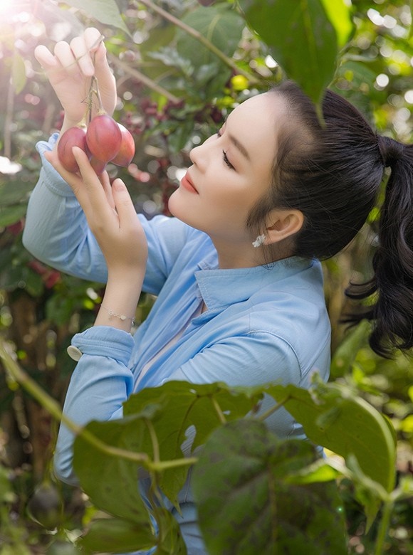 Lý Nhã Kỳ mướt mồ hôi vẫn xinh đẹp rạng ngời trong vườn rau-8