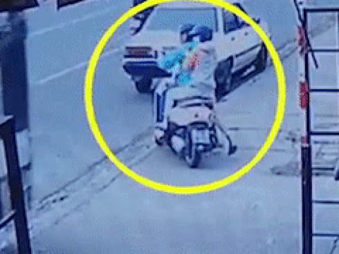 Đứng chờ qua đường, người đàn ông suýt bị ôtô mất lái tông trúng-1