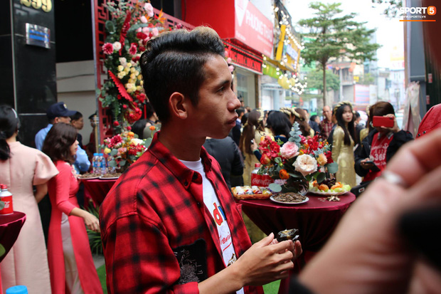 Dàn cầu thủ HAGL đổ bộ xuống đám hỏi của Duy Mạnh: Ai cũng tươi rói nhưng chiếm spotlight là Tuấn Anh với sự giản dị của anh chàng-6