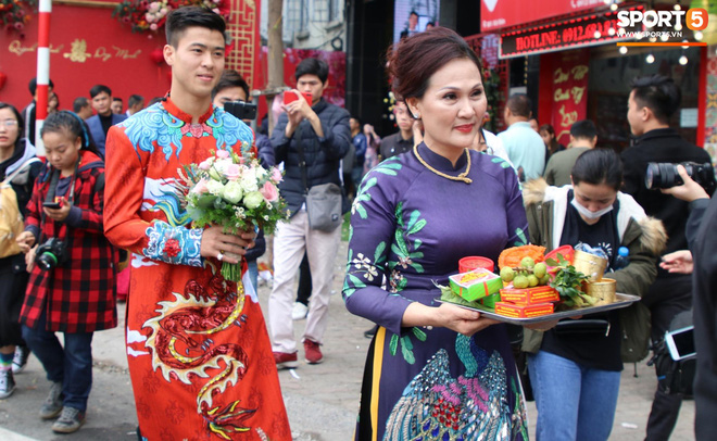 Đám hỏi trung vệ Duy Mạnh - Quỳnh Anh: Chủ rể ngại ngùng khi đặt chân tới nhà gái-5