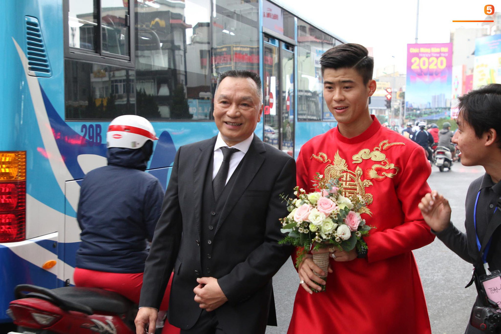 Đám hỏi trung vệ Duy Mạnh - Quỳnh Anh: Chủ rể ngại ngùng khi đặt chân tới nhà gái-1