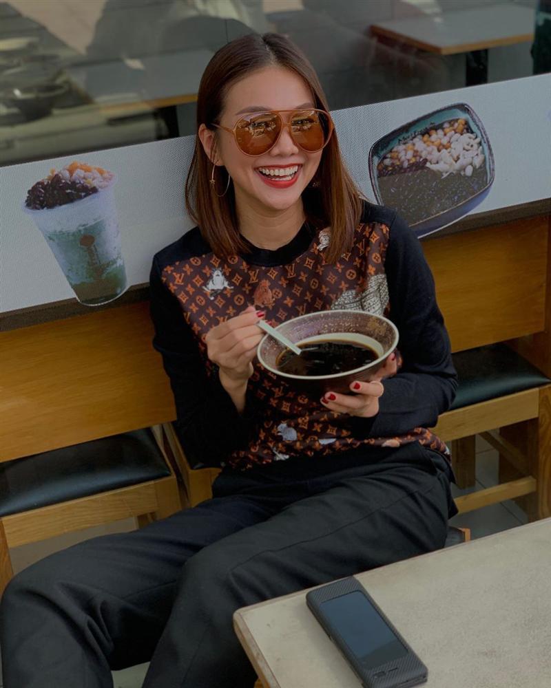 Tuần giáp Tết sao Việt lên đồ ngược: Ngọc Trinh không hở hang, HH Tiểu Vy gợi cảm đốt mắt bất chấp việc vòng 1 như lặn mất tăm-10