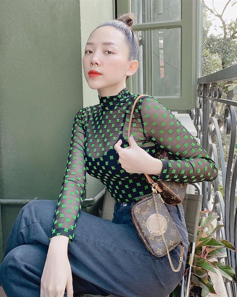 Tuần giáp Tết sao Việt lên đồ ngược: Ngọc Trinh không hở hang, HH Tiểu Vy gợi cảm đốt mắt bất chấp việc vòng 1 như lặn mất tăm-6