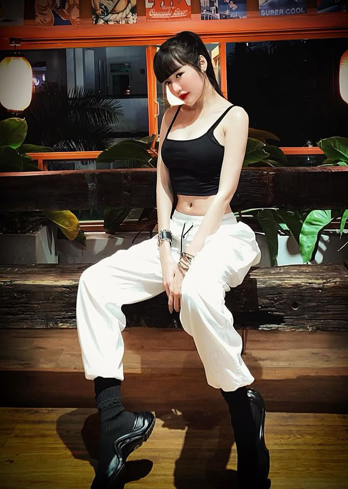 Tuần giáp Tết sao Việt lên đồ ngược: Ngọc Trinh không hở hang, HH Tiểu Vy gợi cảm đốt mắt bất chấp việc vòng 1 như lặn mất tăm-18