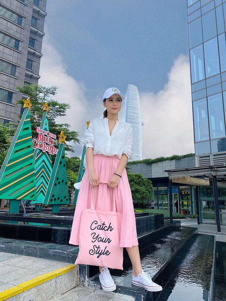 Tuần giáp Tết sao Việt lên đồ ngược: Ngọc Trinh không hở hang, HH Tiểu Vy gợi cảm đốt mắt bất chấp việc vòng 1 như lặn mất tăm-19