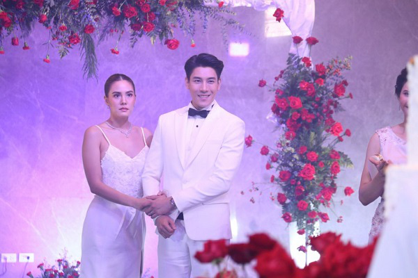 Đang tổ chức đám cưới thì con riêng của chồng đến phá đám, tôi không xua đuổi mà kéo lên sân khấu ngay lập tức-1