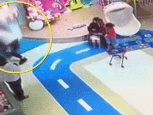 Người đàn ông ném bé trai vì tranh giành đồ chơi với con mình