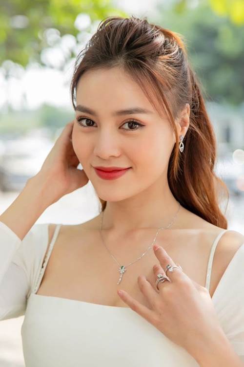 Ninh Dương Lan Ngọc trang điểm sương sương vẫn đẹp bất chấp-10