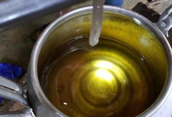 Lấy dầu hỏa lau nền gạch 2 phút sau nhà bóng loáng, Tết này mẹ rảnh tay-3