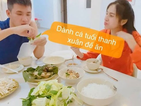 Vợ nấu món ngon cho ăn, kể chuyện ngày xưa trai tán, Công Vinh vẫn 