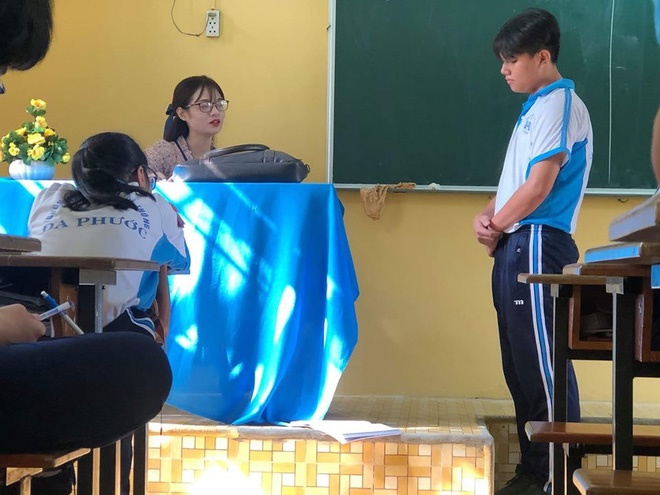 Bị học trò chụp lén khi đang kiểm tra bài cũ, cô giáo dạy Văn khiến dân mạng đổ đứ đừ vì nhan sắc siêu cấp dễ thương-1