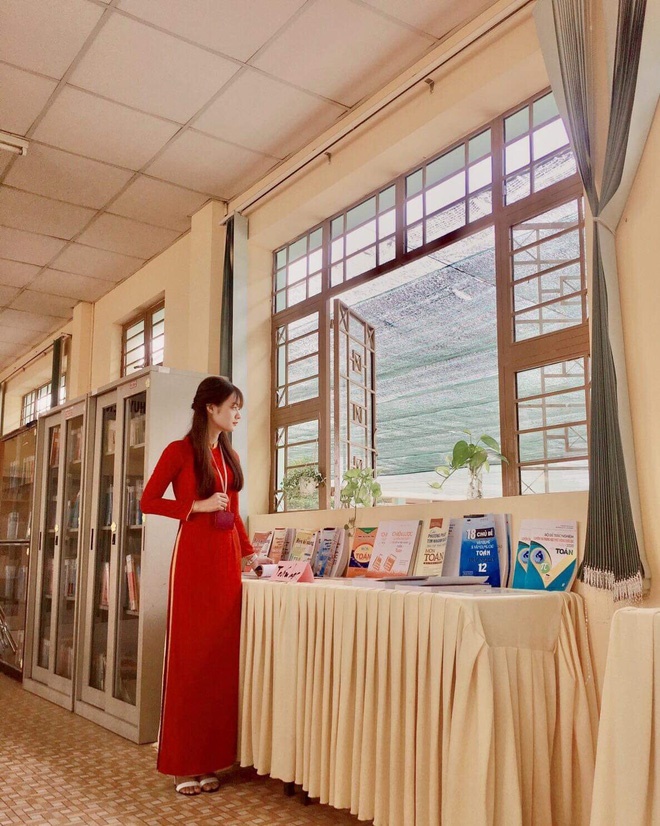 Bị học trò chụp lén khi đang kiểm tra bài cũ, cô giáo dạy Văn khiến dân mạng đổ đứ đừ vì nhan sắc siêu cấp dễ thương-5