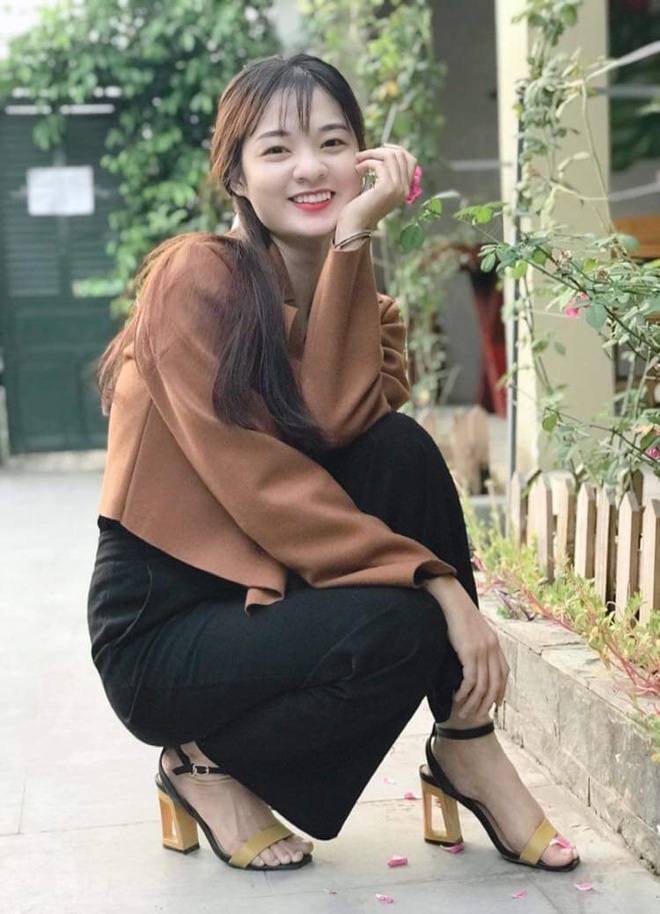 Bị học trò chụp lén khi đang kiểm tra bài cũ, cô giáo dạy Văn khiến dân mạng đổ đứ đừ vì nhan sắc siêu cấp dễ thương-8