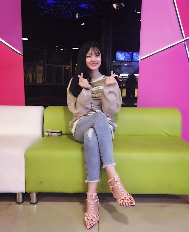 Bị học trò chụp lén khi đang kiểm tra bài cũ, cô giáo dạy Văn khiến dân mạng đổ đứ đừ vì nhan sắc siêu cấp dễ thương-11