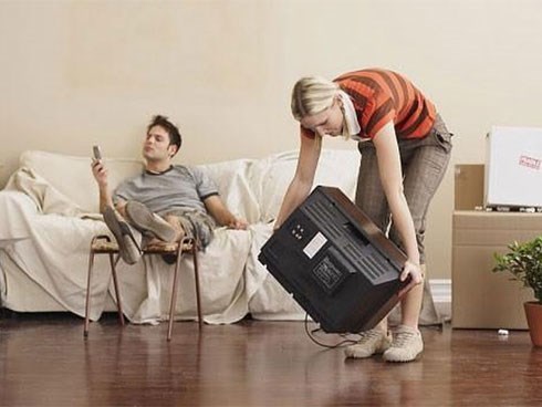 Đàn ông rung đùi uống trà ngày Tết trong khi vợ cắm mặt dọn dẹp nhà cửa: Nói 
