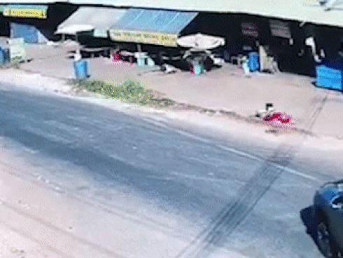 Xe bán tải bị tông nát đầu vì sang đường ẩu