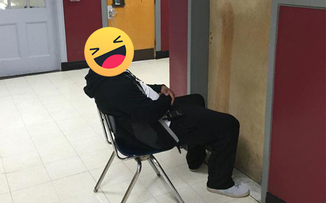 Bắt quả tang học sinh trốn trong WC hút thuốc, phản ứng cậu không thoát được đâu của thầy giáo khiến ai cũng buồn cười-1