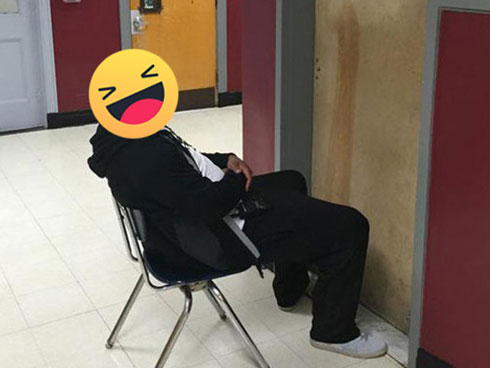 Giáo viên chủ nhiệm đến kiểm tra kí túc xá bị học trò cả gan hù dọa, thầy tung đòn trị ngay hội nhất quỷ nhì ma-11