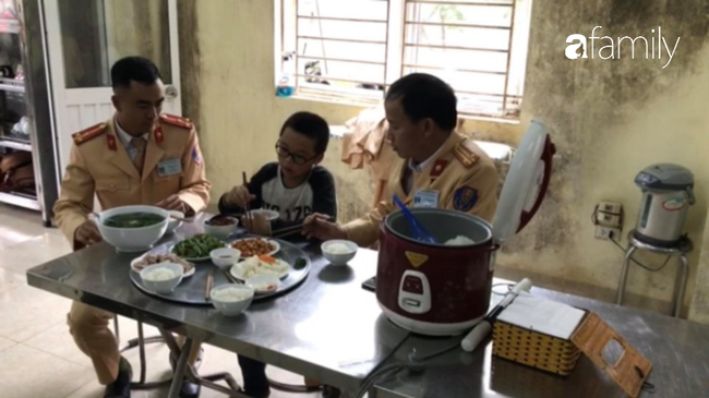 Hà Nội: Một học sinh tiểu học đi lạc do quên lên xe đưa đón học sinh-1