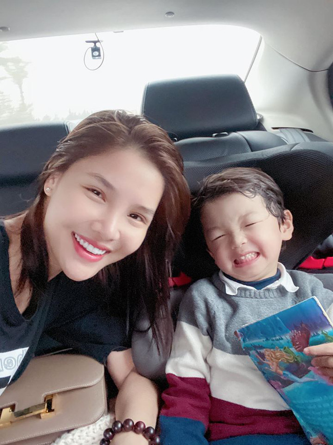 Vợ chồng Kỳ Hân đón con trai về Việt Nam ăn Tết, cu Tỏi gây choáng toàn tập với vẻ ngoài hoàn toàn khác lạ-1