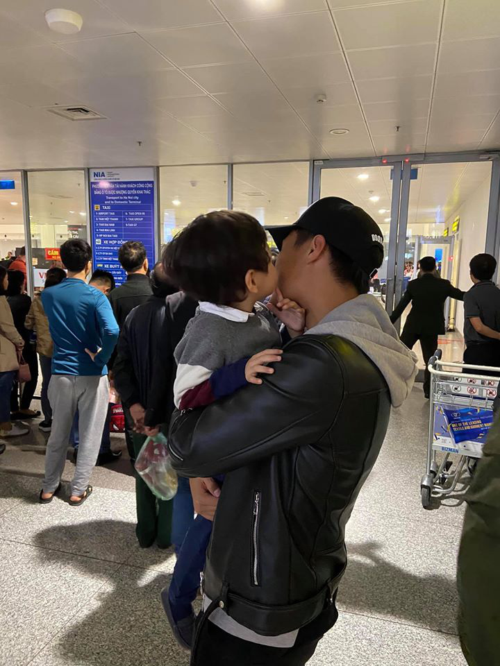 Vợ chồng Kỳ Hân đón con trai về Việt Nam ăn Tết, cu Tỏi gây choáng toàn tập với vẻ ngoài hoàn toàn khác lạ-2