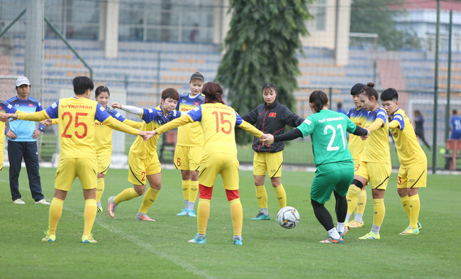 Lùm xùm tiền thưởng ĐT nữ: HLV trưởng lên tiếng sau phát biểu của doanh nghiệp về việc chuyển thưởng vào tài khoản cá nhân của liên đoàn bóng đá-3