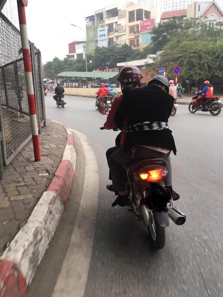 Chồng say nhũn người, vợ đến tận nơi chở về nhưng có một hành động bị dân mạng nhắc nhở-1