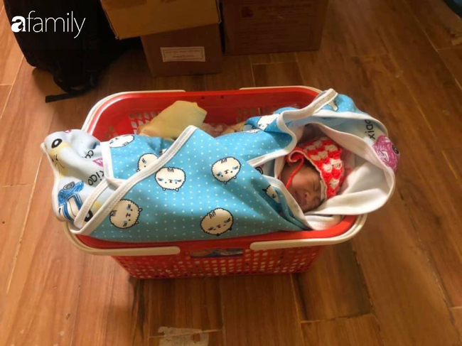 Xót xa bé gái sơ sinh tật nguyền bị mẹ giấu trong đống gạch ở cổng chùa-2