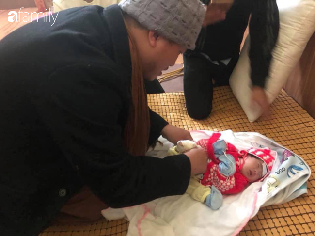 Xót xa bé gái sơ sinh tật nguyền bị mẹ giấu trong đống gạch ở cổng chùa-4