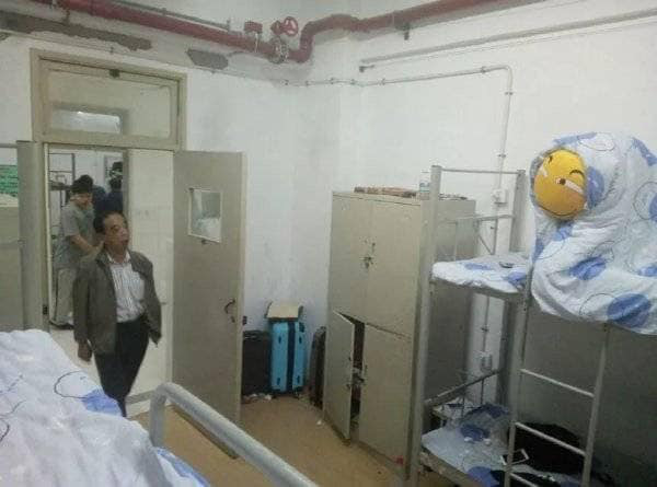 Giáo viên chủ nhiệm đến kiểm tra kí túc xá bị học trò cả gan hù dọa, thầy tung đòn trị ngay hội nhất quỷ nhì ma-2