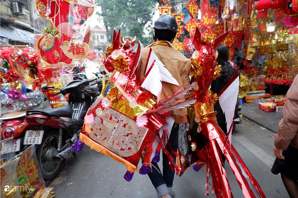 Hà Nội: Phố vàng mã nhộn nhịp người mua ngày ông Công ông Táo-11