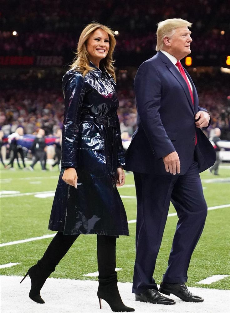 Khổ thân bà Melania Trump: Diện áo hiệu 50 triệu mà bị ví như khoác túi đựng rác-2