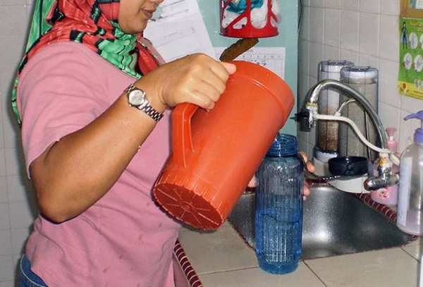 Nữ giúp việc đầu độc nước tiểu, máu kinh nguyệt vào đồ ăn thức uống của gia đình người chủ suốt 2 năm trời-1