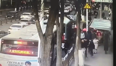Xe buýt đang vào trạm bất ngờ gặp nạn khi mặt đường bị sập khiến 9 người tử vong-1