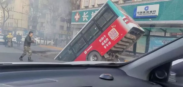 Xe buýt đang vào trạm bất ngờ gặp nạn khi mặt đường bị sập khiến 9 người tử vong-2