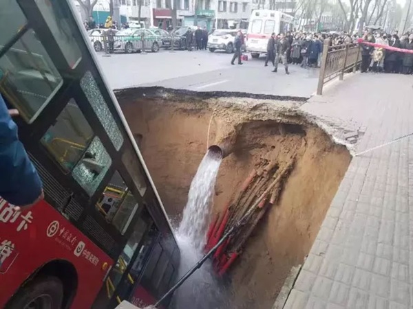 Xe buýt đang vào trạm bất ngờ gặp nạn khi mặt đường bị sập khiến 9 người tử vong-3