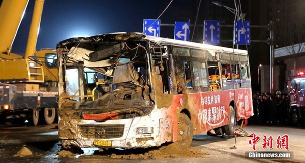 Xe buýt đang vào trạm bất ngờ gặp nạn khi mặt đường bị sập khiến 9 người tử vong-5