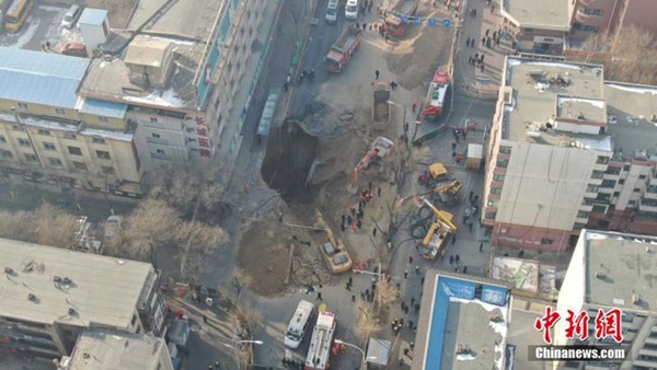 Xe buýt đang vào trạm bất ngờ gặp nạn khi mặt đường bị sập khiến 9 người tử vong-9